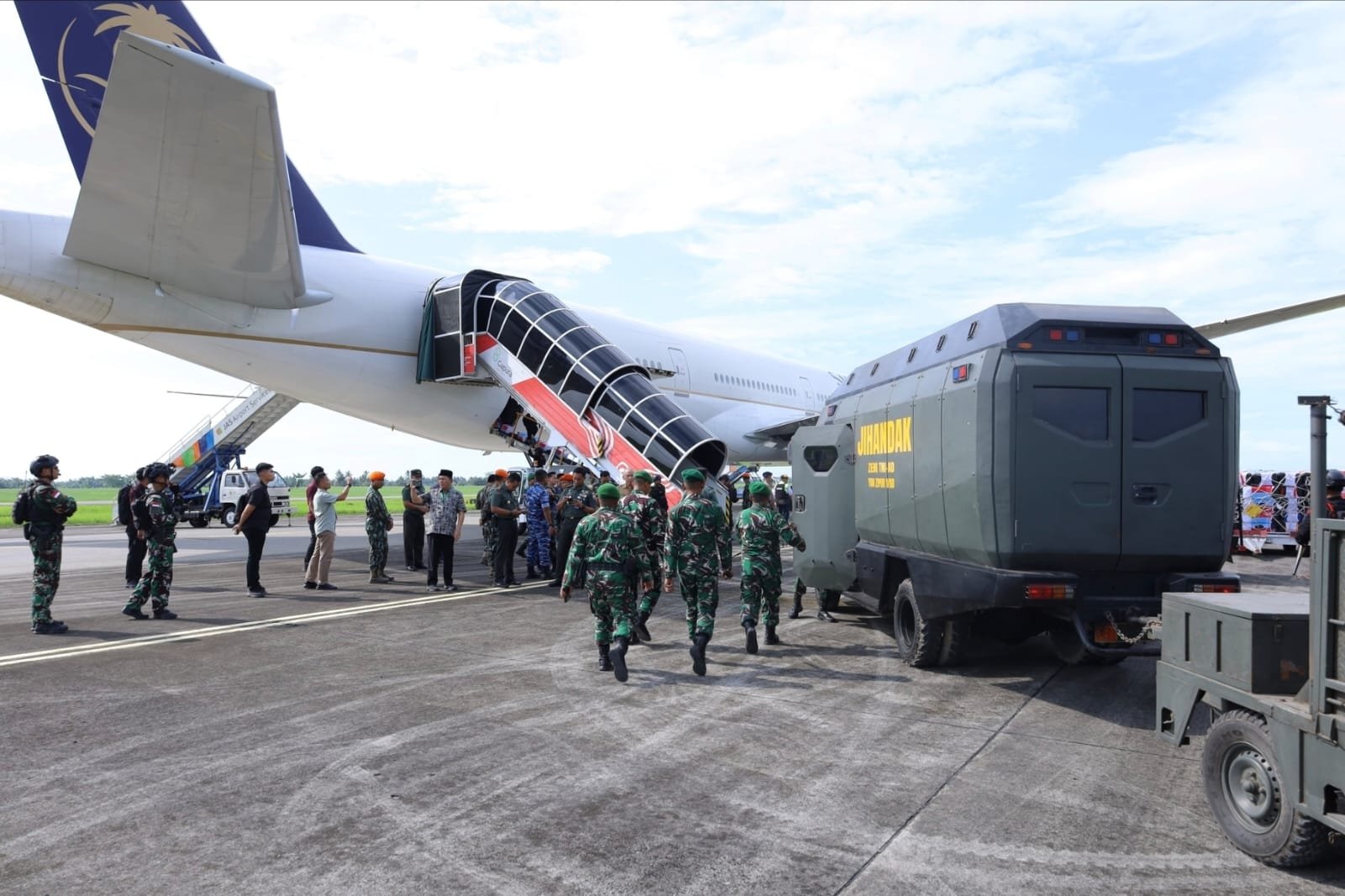 FOTO: Saat TNI Evakuasi Jemaah Haji dari Pesawat Saudi Airlines yang Diancam Bom
