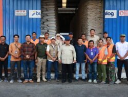 Sidak Gudang Bulog di Magelang, Prabowo Sapa dan Foto Bareng Pegawai