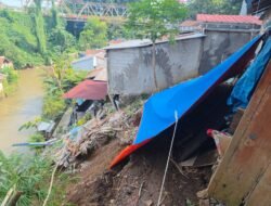 VIDEO: Longsor di Kota Bogor, Rumah Warga di Pinggir Jurang Hampir Roboh