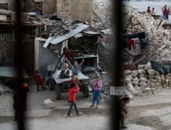 FOTO: Anak-anak Gaza bermain di antara Reruntuhan Rumah Mereka di Timur Kota Gaza