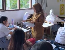 VIDEO: Ujicoba Aturan, Siswa Dilarang Pakai HP di Sekolah