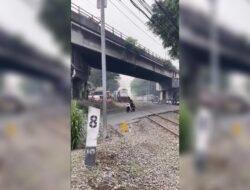 VIDEO: Aksi Nekat Terobos Rel Kerata Api di Cimindi Bandung