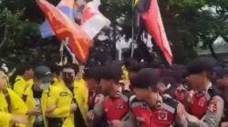 Massa BEM UI Bersitegang dengan Aparat Kepolisian saat Hendak Aksi di Bundaran HI
