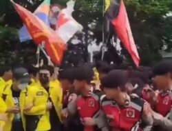 Massa BEM UI Bersitegang dengan Aparat Kepolisian saat Hendak Aksi di Bundaran HI