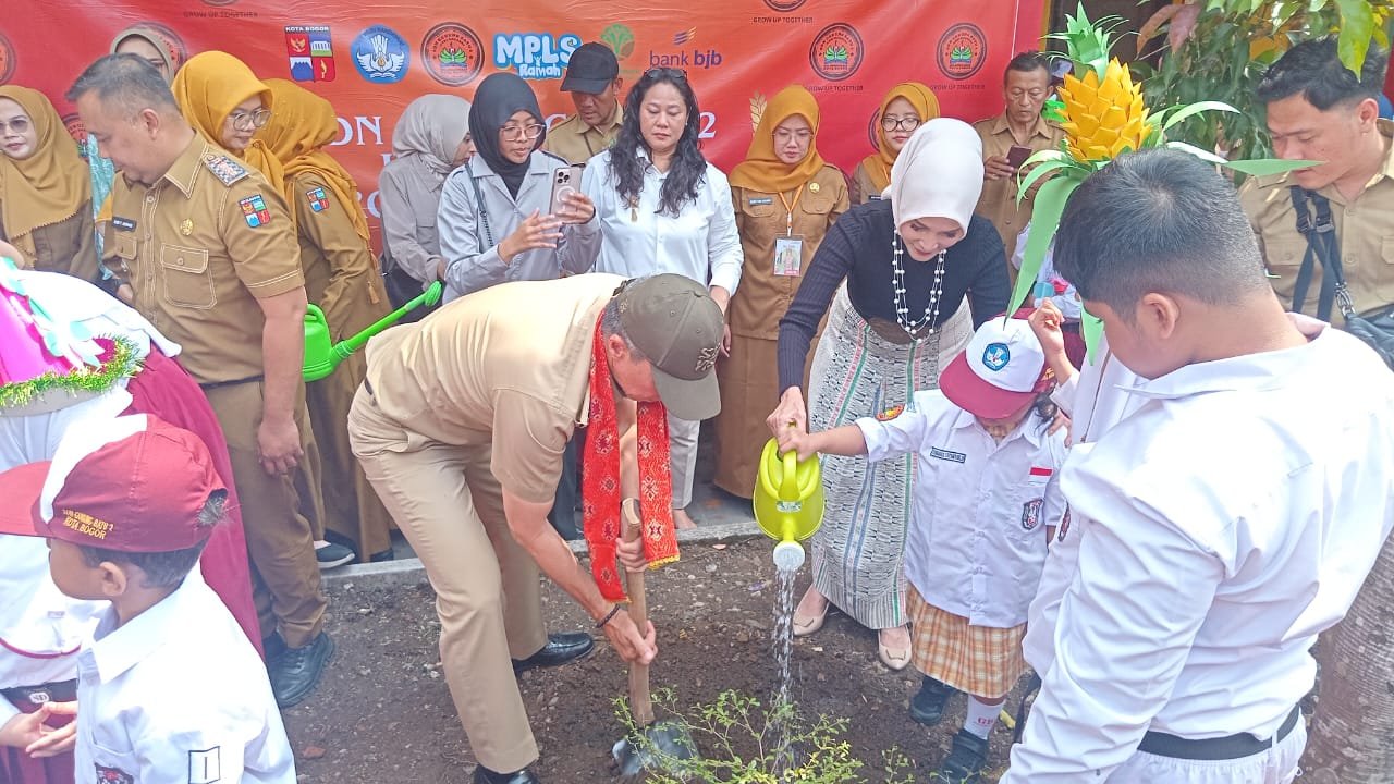 Tutup MPLS 2026, Dedie Rachim Ajak Siswa Tanam Pohon