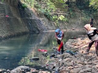 Libatkan Puluhan Warga, Sentul City Bersihkan Sungai Citaringgul
