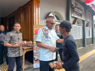 Rutin Gelar Jumat Berkah, Lapas Kelas IIA Paledang Bogor Bagikan Telur Hasil Peternakan kepada Warga