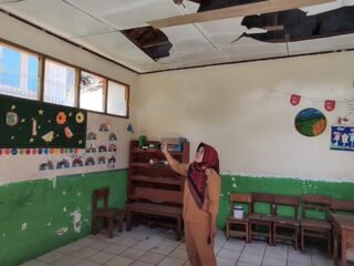 Atap Nyaris Runtuh,Ratusan Siswa SDN SASANA Wiyata 02 Cimandala Belajar Giliran Pagi-Siang