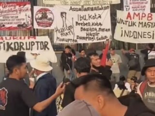 Aksi Demonstrasi di Depan Gedung DPR RI, Massa Pati dan Pengemudi Ojol Mulai Berdatangan