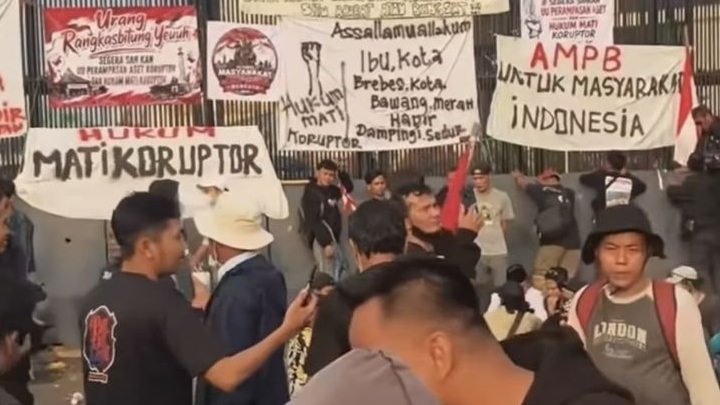 Demo 27 Agustus di DPR RI Jakarta Mulai Memanas, Ratusan Massa Pati dan Ojol Padati Gerbang Utama
