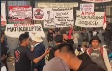 Demo 27 Agustus di DPR RI Jakarta Mulai Memanas, Ratusan Massa Pati dan Ojol Padati Gerbang Utama