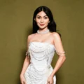 Ariel tatum mengenakan dress putih