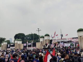 Ribuan Massa Aksi Mulai Padati Pintu Utama Gedung DPR RI, Bentangkan Spanduk Bertuliskan Rampas Aset Koruptor, Hukum Mati Koruptor