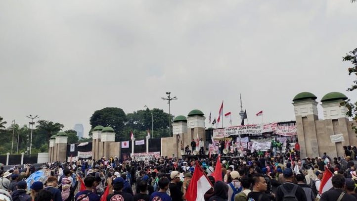 Ribuan Massa Aksi Mulai Padati Pintu Utama Gedung DPR RI, Bentangkan Spanduk Bertuliskan Rampas Aset Koruptor, Hukum Mati Koruptor
