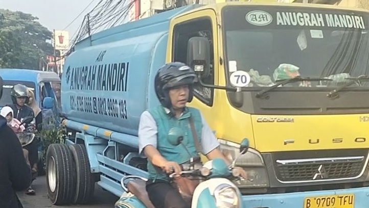 Truk Tangki Mogok di Jalan Kapten Yusuf Kota Batu Ciomas Bikin Macet Parah