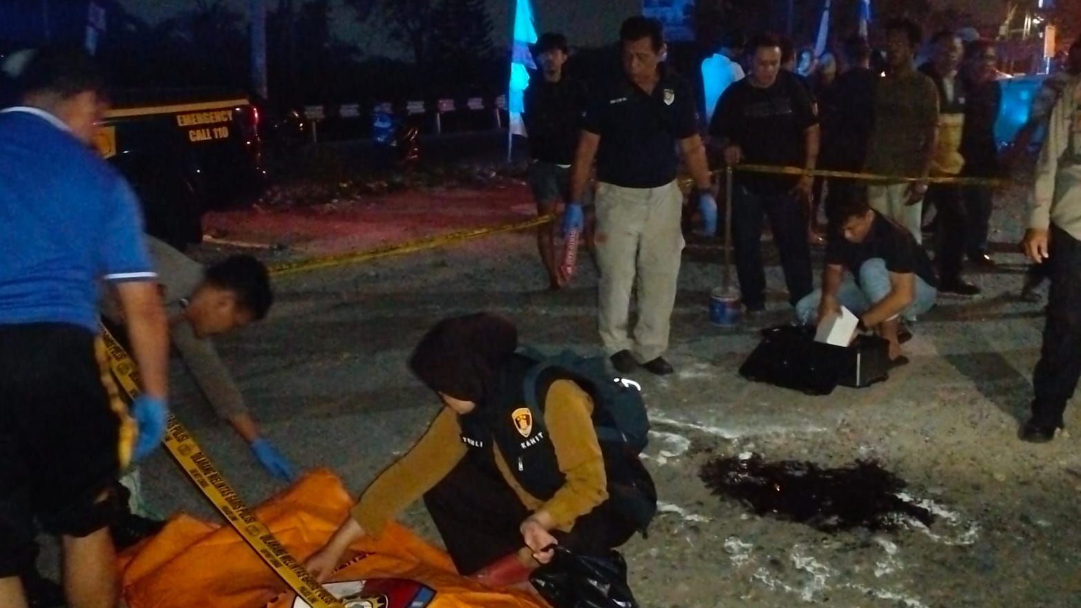 Polisi evakuasi pria yang meninggal dunia usai duel dengan penagih utang.
