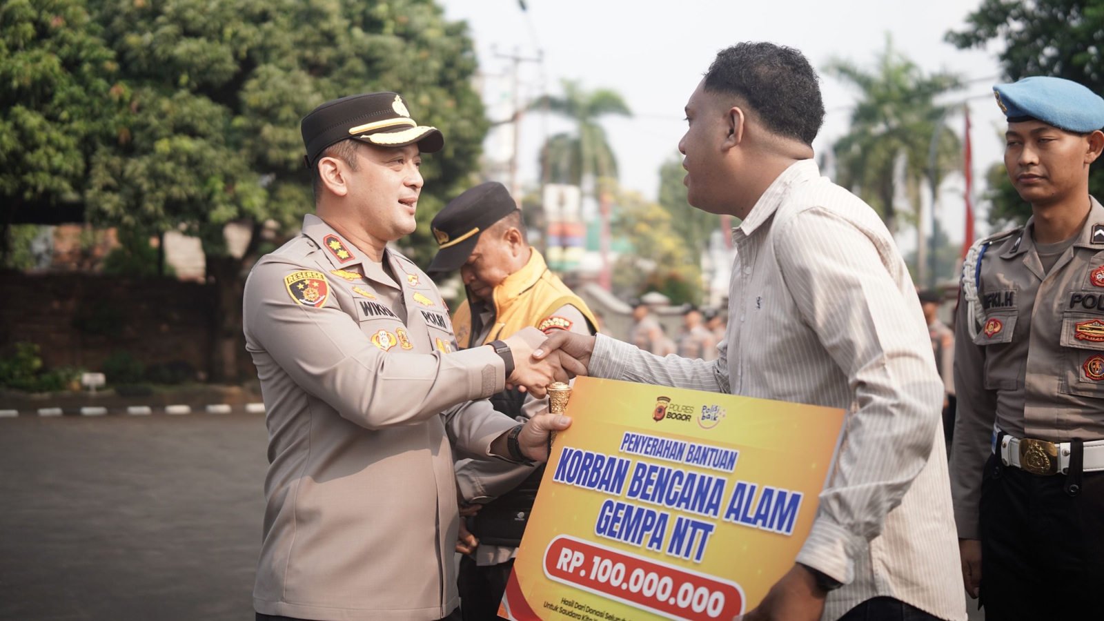 Polres Bogor memberikan donasi Rp100 juta untuk korban gempa NTT.