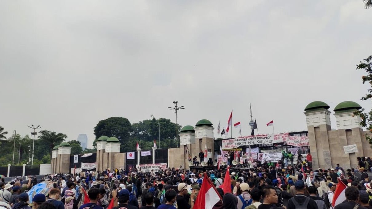 Ribuan massa dari berbagai elemen masyarakat menggelar aksi unjuk rasa di depan Gerbang Utama Gedung DPR/MPR RI, Senayan, Jakarta Pusat pada Kamis, 27 Agustus 2026.