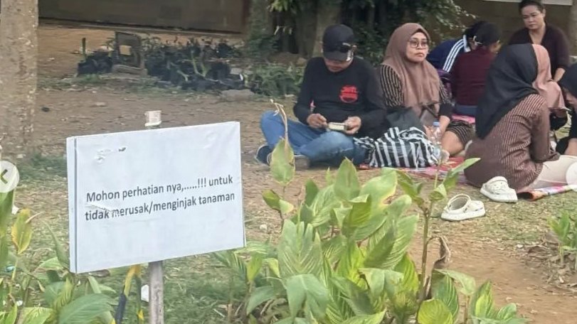 Alun-Alun Kota Bogor Dipadati Pengunjung Saat Libur.