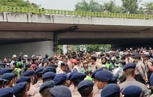 Aparat Hadang Kendaraan Logistik Massa Aksi di Bawah Flyover Gerbang Pemuda