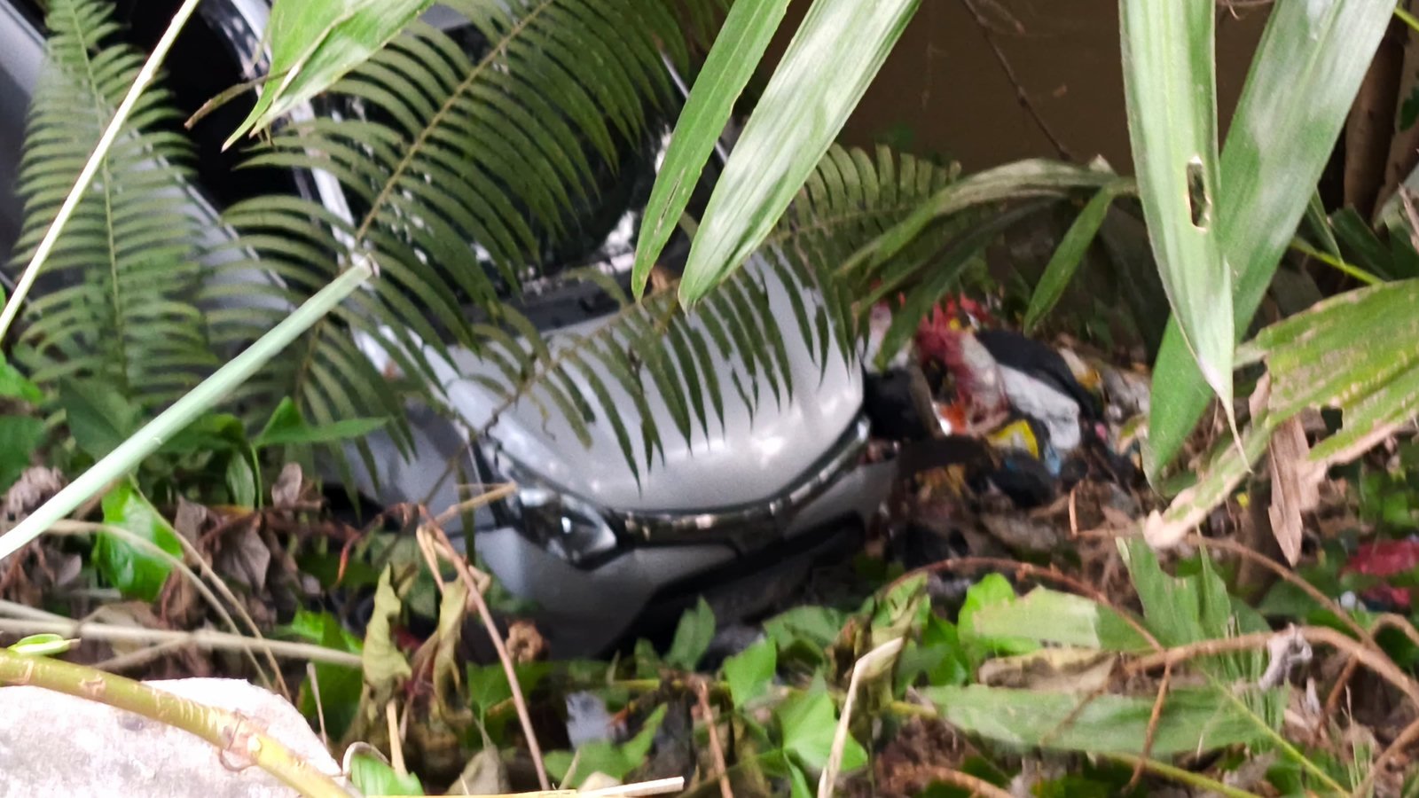 Taksi online terjun ke Sungai Cipakancilan, Jalan Raya Cilebut, Sukaresmi, Kota Bogor