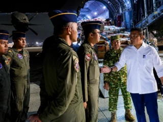 Pemerintah mengirim 65 ton bantuan logistik ke NTT menggunakan pesawat angkut, menambah total bantuan yang telah disalurkan menjadi 253 ton