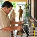 Program Makan Bergizi Gratis (MBG) menjadi program prioritas pemerintah dengan alokasi anggaran 2027 yang disesuaikan menjadi Rp240 triliun.