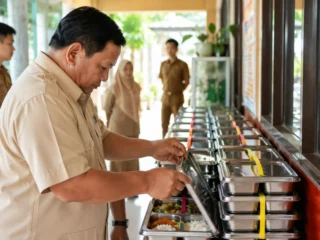 Program Makan Bergizi Gratis (MBG) menjadi program prioritas pemerintah dengan alokasi anggaran 2027 yang disesuaikan menjadi Rp240 triliun.