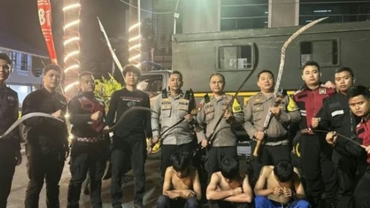 Sempat Kejar-kejaran dengan Polisi, 3 Pelaku Tawuran Bersenjata Tajam di Jalan Raya Jakarta Bogor Digiring ke Polres Bogor