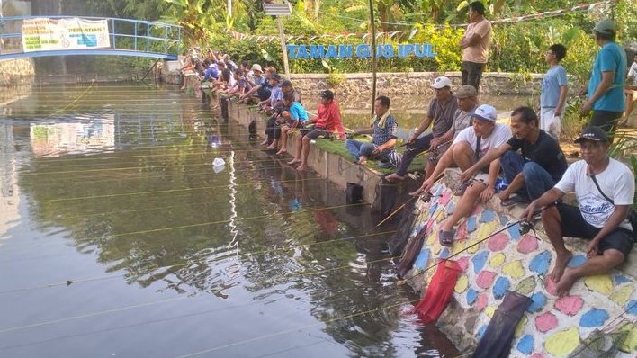 Serunya Warga Ciomas Bogor Ikut Lomba Mancing di Bendungan Cikole