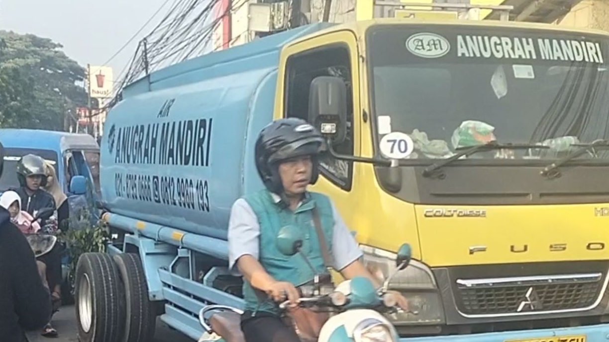 Truk tangki air mogok bikin macet Jalan Kapten Yusuf Kota Batu Kecamatan Ciomas.