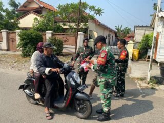 Koramil 0621-02 Sukaraja Tebar Semangat Kemerdekaan ke Warga Bagikan Bendera Merah Putih