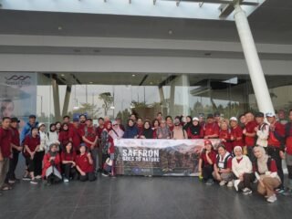 Penghuni Saffron Apartment Sentul City Trekking ke Curug Ciung, Bangun Kebersamaan Lewat Wisata Alam