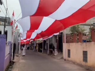 Terowongan Bendera Merah Putih, Karya Warga Panyandaan Bandung Menyambut HUT ke-81 RI