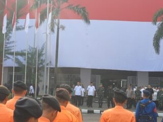 80 Personel Damkar Bentangkan Bendera Merah Putih Raksasa di Pakansari, Rudy Susmanto: Dulu Kibarkan Bendera Taruhannya Nyawa