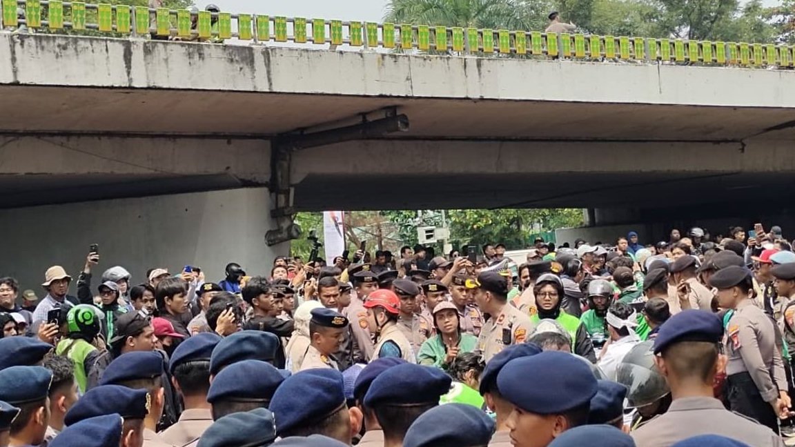 Aparat kepolisian melarang kendaraan pengangkut logistik melintas di persimpangan bawah flyover Jalan Gerbang Pemuda.