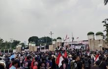 Ribuan Massa Aksi Mulai Padati Pintu Utama Gedung DPR RI, Bentangkan Spanduk Bertuliskan Rampas Aset Koruptor, Hukum Mati Koruptor
