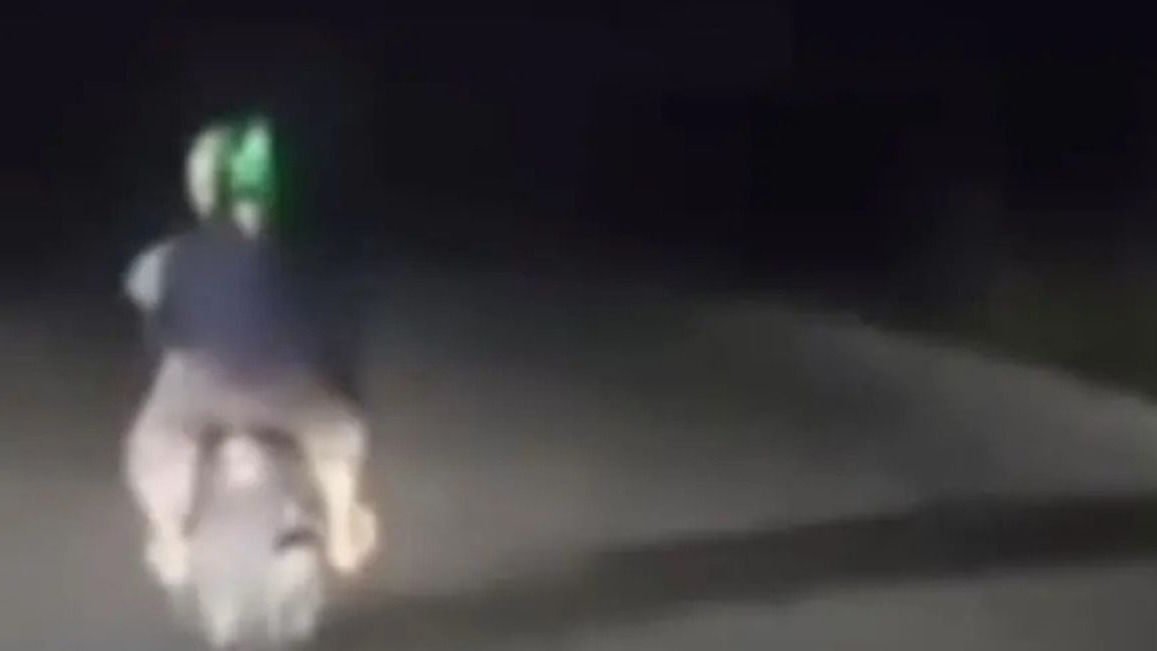 Kondisi Jalan Jampang di Kecamatan Gunung Sindur, Kabupaten Bogor yang gelap gulita dikeluhkan warga.