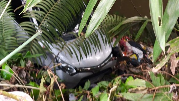 Taksi Online Terjun ke Kali Cipakancilan Tanah Sareal, Sopir dan Penumpang Selamat
