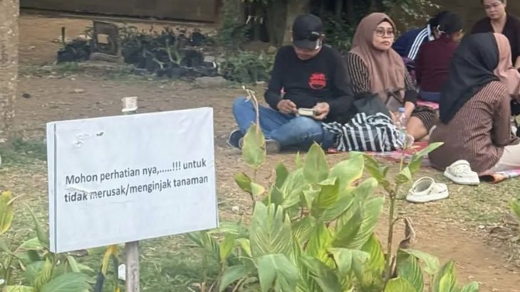 Alun-Alun Kota Bogor Dipadati Pengunjung Saat Libur, Area Rumput Diterobos hingga Sampah Berserakan