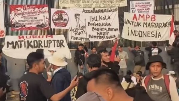 Ratusan Massa Mulai Berkumpul di Gedung DPR RI.