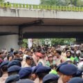 Aparat Hadang Kendaraan Logistik Massa Aksi di Bawah Flyover Gerbang Pemuda