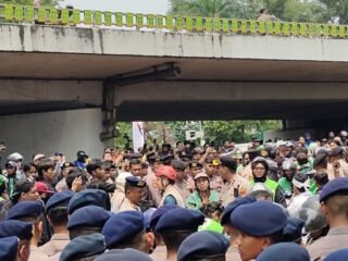 Aparat Hadang Kendaraan Logistik Massa Aksi di Bawah Flyover Gerbang Pemuda