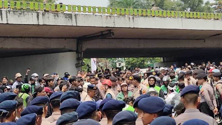 Aparat Hadang Kendaraan Logistik Massa Aksi di Bawah Flyover Gerbang Pemuda