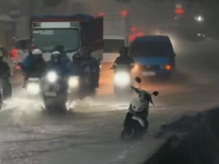 Jalan Raya Kemang Banjir Lagi, Proyek Normalisasi Saluran Irigasi Dikritik Mangkrak