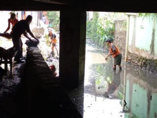 Jaga Ketertiban dan Lingkungan, Satpol PP Kemang Tertibkan Trotoar dan Awasi Normalisasi Kali Setu