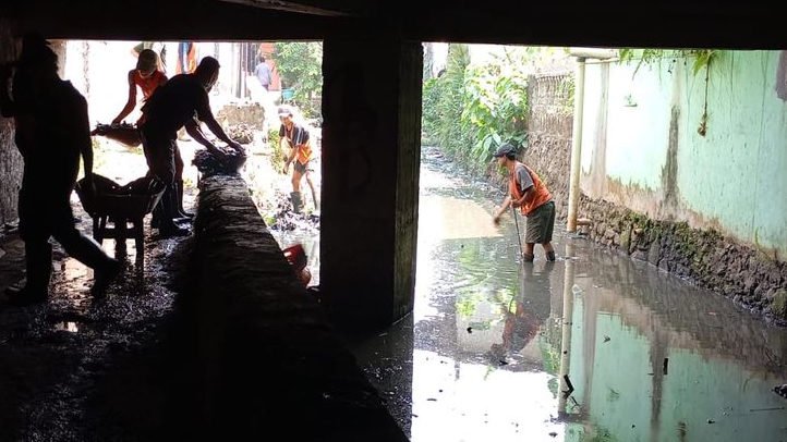 Jaga Ketertiban dan Lingkungan, Satpol PP Kemang Tertibkan Trotoar dan Awasi Normalisasi Kali Setu