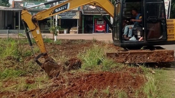 Kerahkan Alat Berat, Satgas dan Poktan Suryakancana Rawat Lahan Ketahanan Pangan di Jalan Bomang