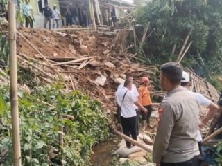 Longsor Pamijahan Bogor mengancam rumah warga, tebing setinggi 8 meter