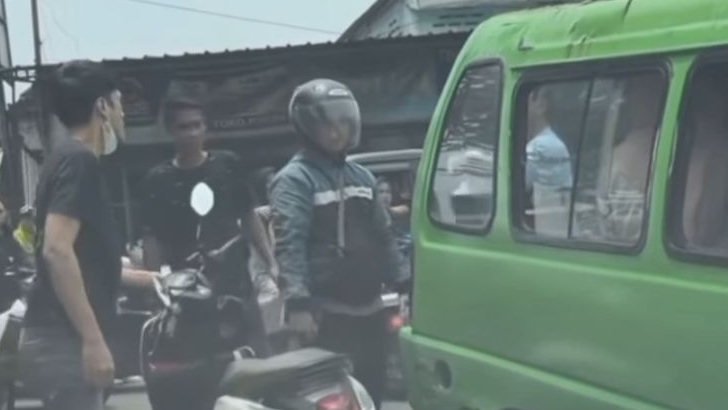 Sopir Angkot Cekcok dengan Pengendara Motor di Ciomas Permai Bogor, Videonya Viral di Medsos